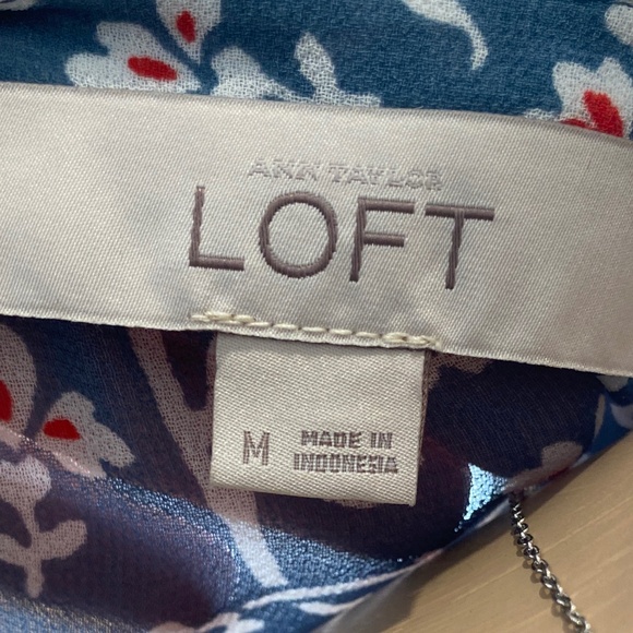 Beautiful Blue Floral LOFT Blouse -Size Medium - Picture 13 of 13